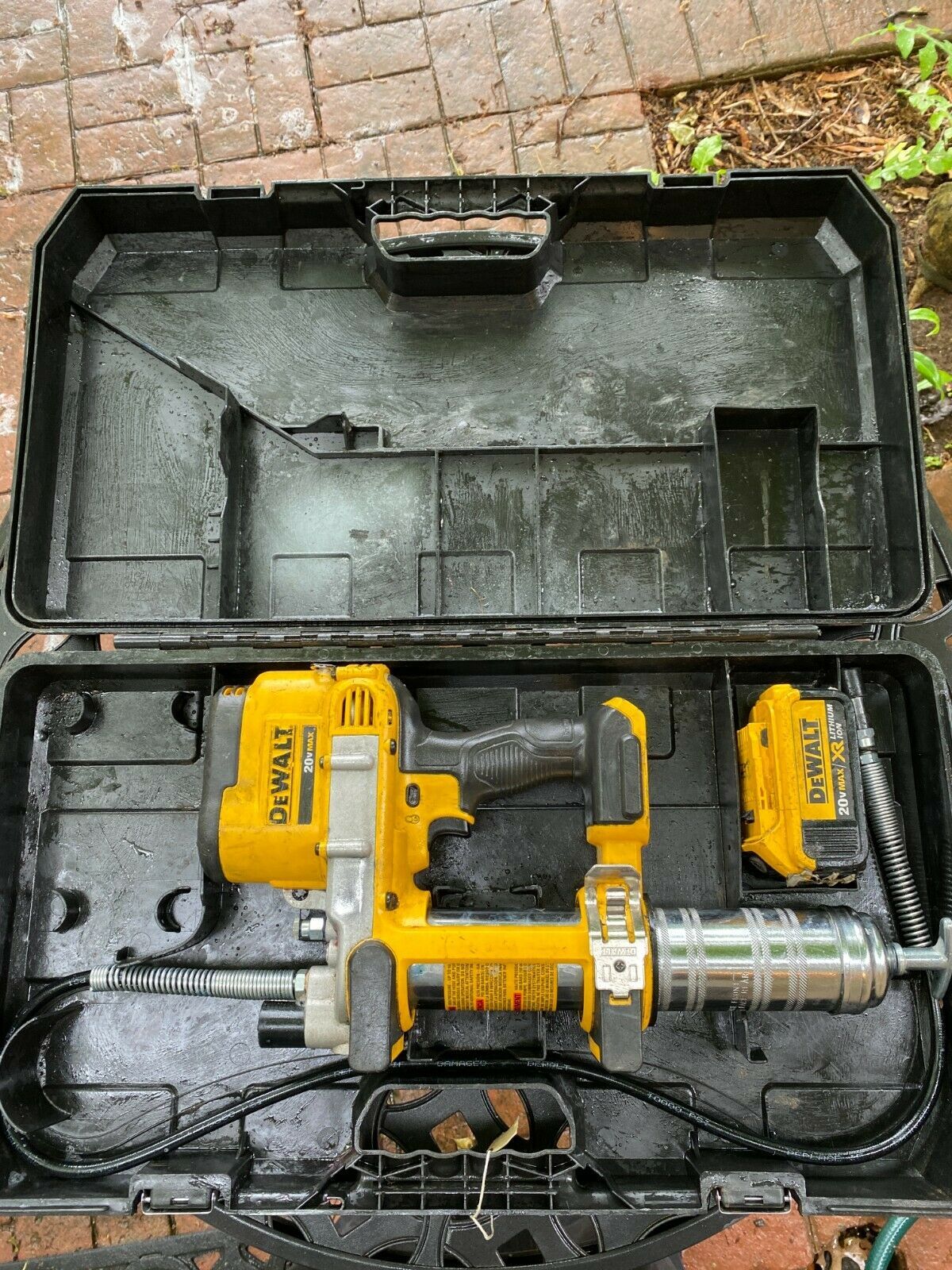 DeWalt DCGG571 Cordless Grease Gun 20V Max With 4Ah Battery Heavy Duty ...