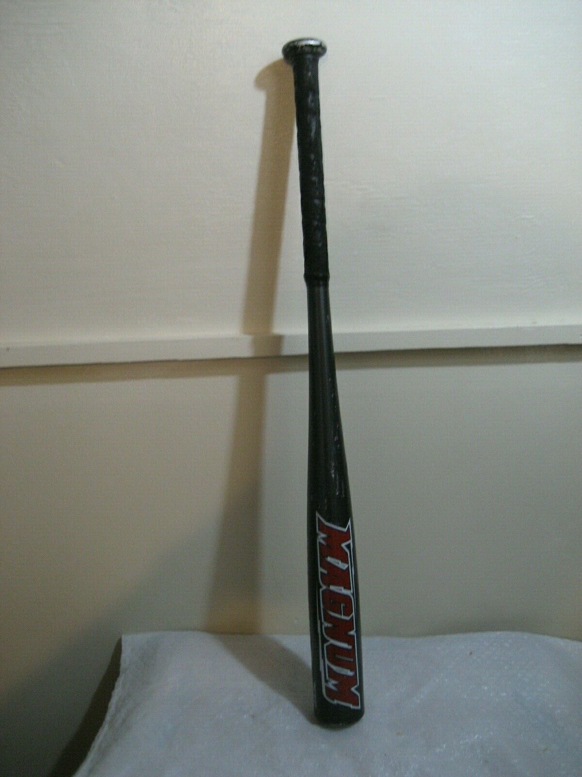 EASTON MAGNUM LK2 baseball bat 29 inches long 2 1/4 inch diameter, 21