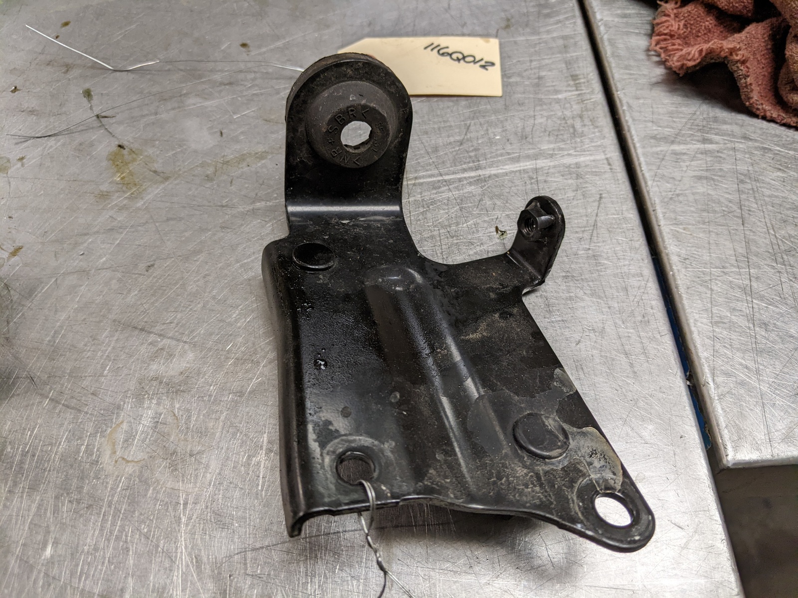 Engine Cover Bracket From 2010 Nissan Rogue 2.5 Japan Built Brackets