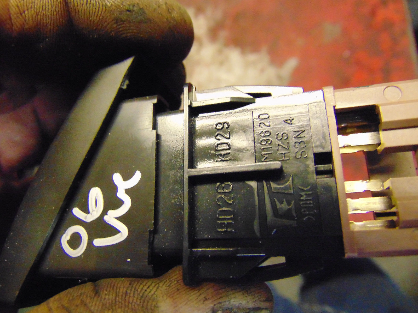 07 06 Saturn VUE oem hazard warning flasher light switch button