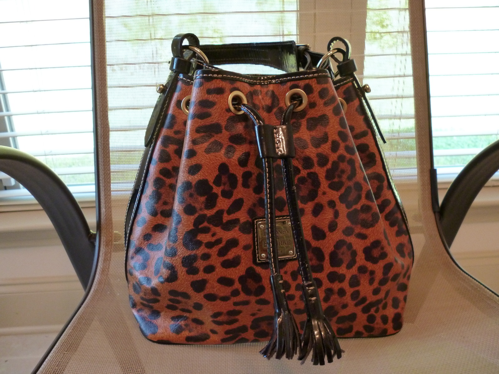 dooney-and-bourke-leopard-print-handbags-semashow