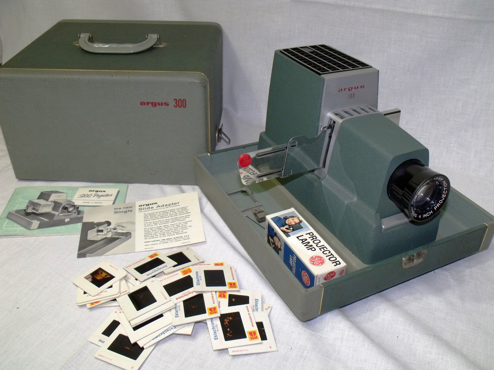 Vintage Argus 300 Model III Slide Projector w/ Case & Extra NewBulb