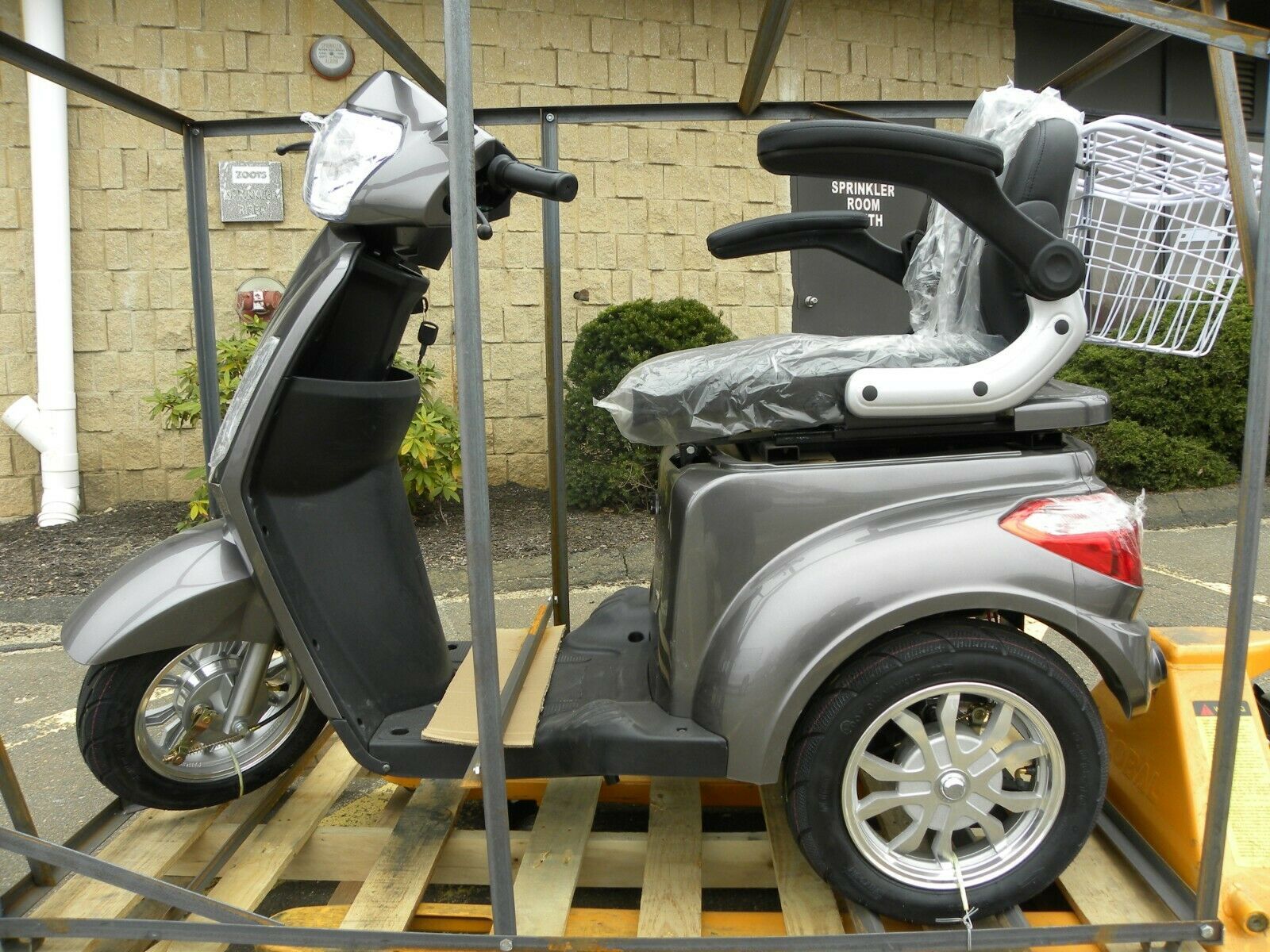 Adult electric mobility scooter, motor scooter, medical scooter