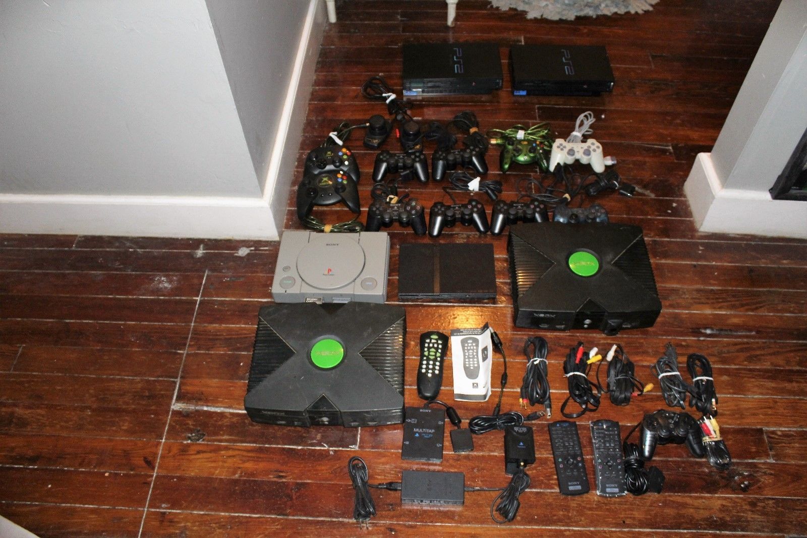 VIDEO CONSOLES CONTROLERS MIX LOT PLAYSTATION XBOX PS2 Console Systems