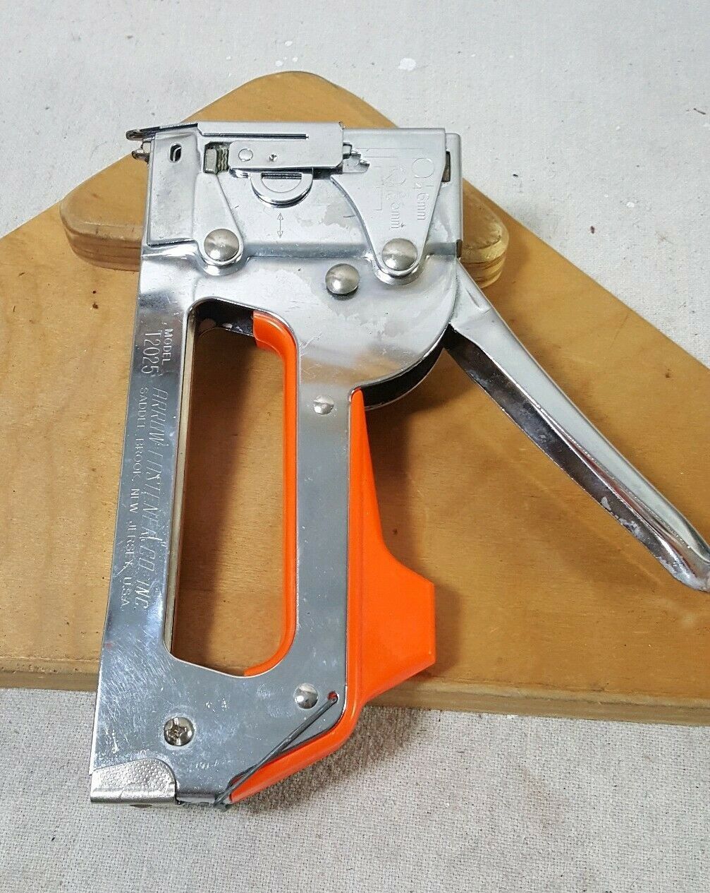 ARROW T2025 Stapler Fastener Co Carpenter Construction Nail & Staple Guns