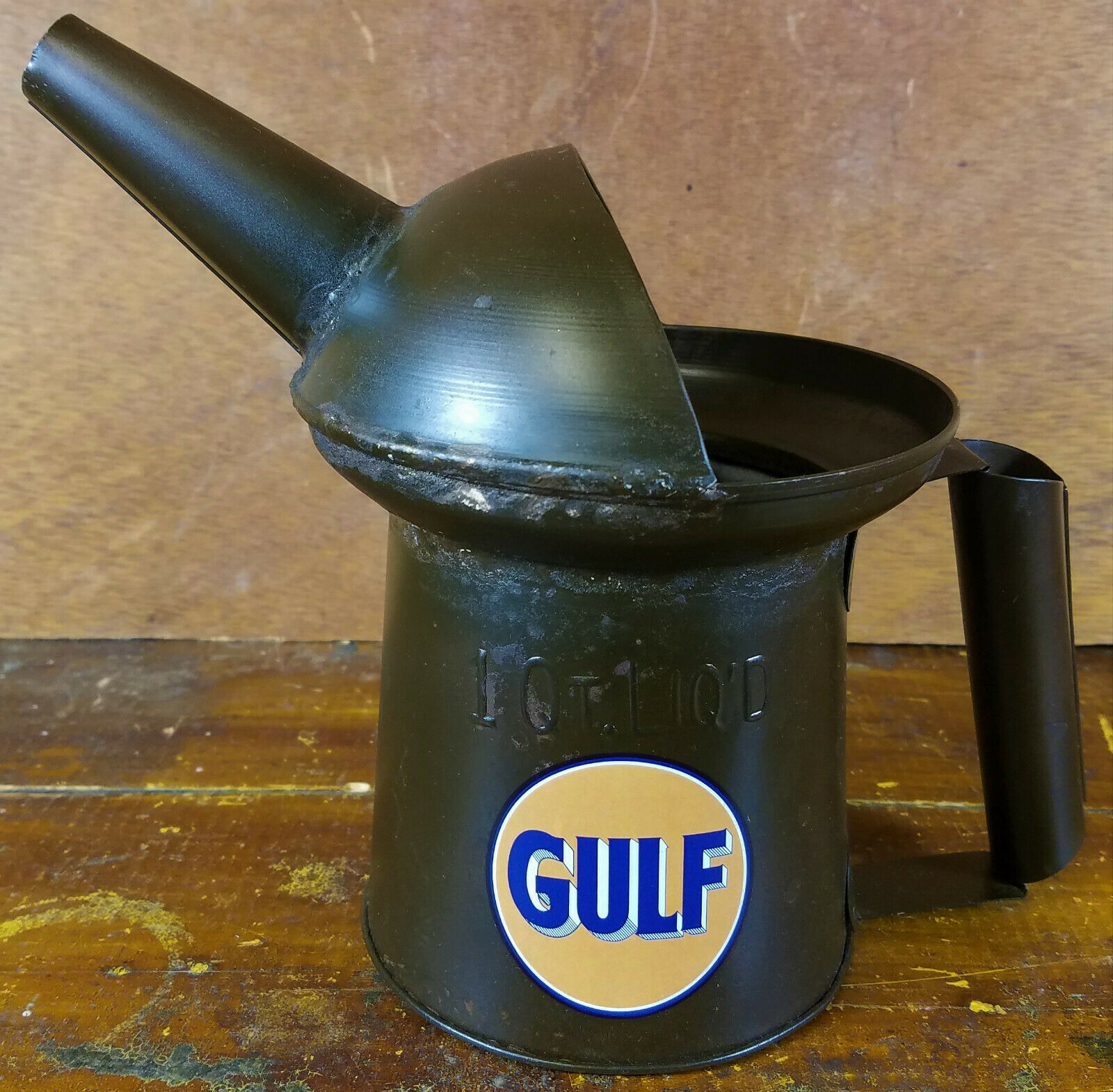 GULF 1 QUART CAPACITY METAL OIL CAN WITH POURING SPOUT MAN CAVE GARAGE