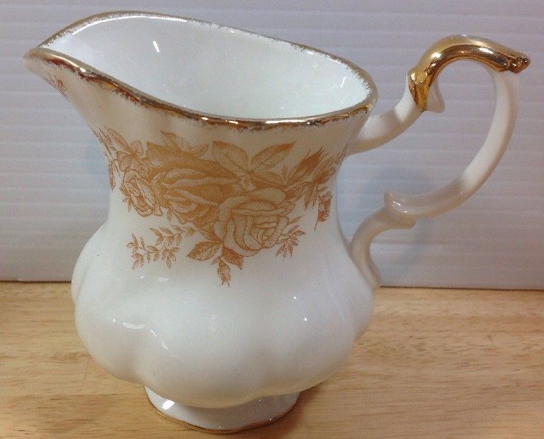 Primary image for Royal Albert Old Country Roses Gold Creamer 8 Oz 4" Floral Fluted Hard To Find!