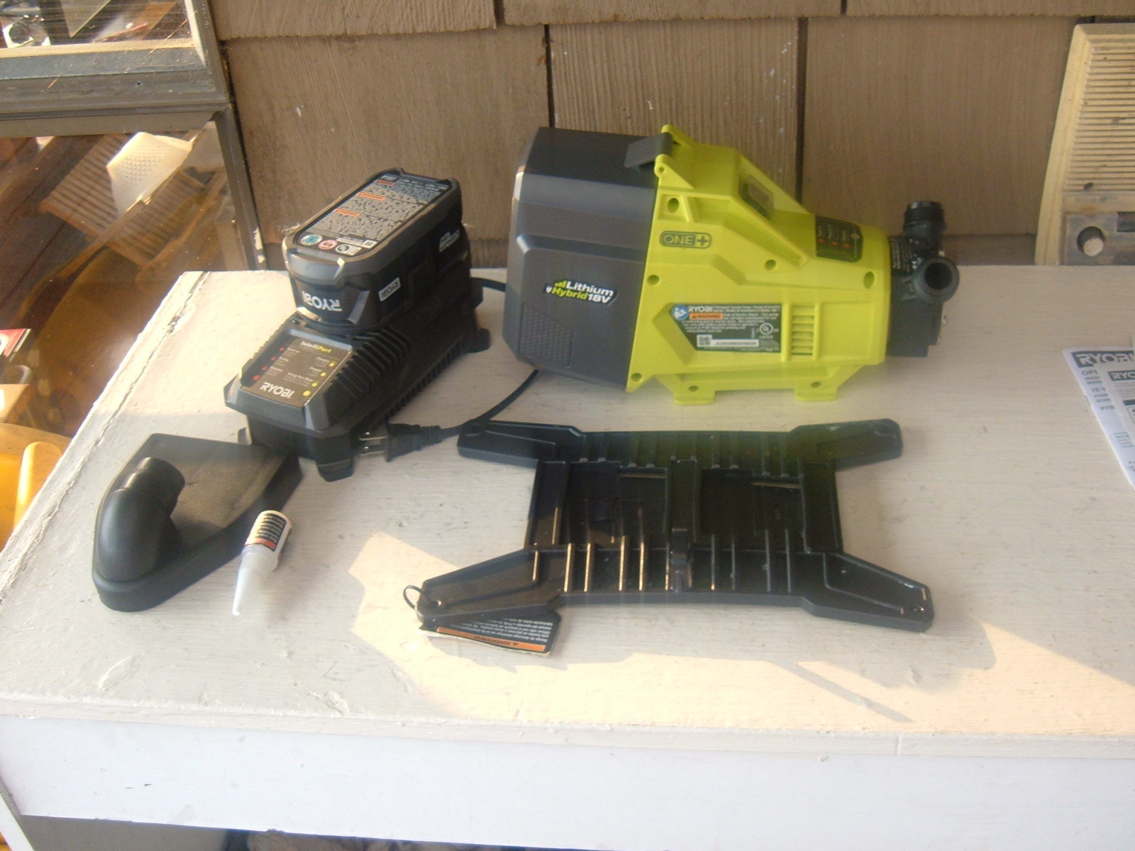 RYOBI P750 18 VOLT TRANSFER PUMP WITH 4AH LIION BATTERY AND CHARGER