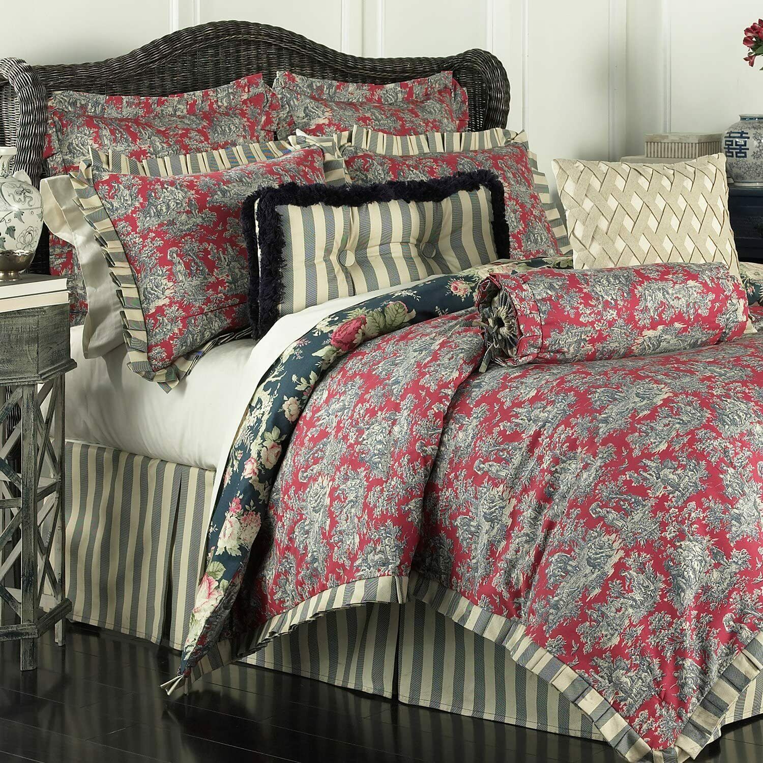 Waverly Sanctuary Rose Reversible King Comforter Set Toile Floral     57 