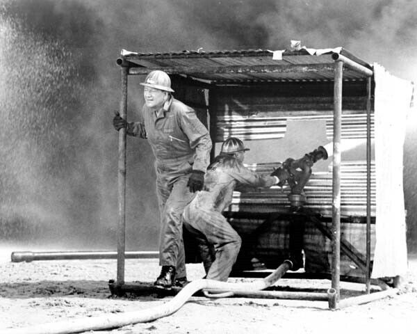 Hellfighters John Wayne & Bruce Cabot fight fire with water cannon 8x10 photo