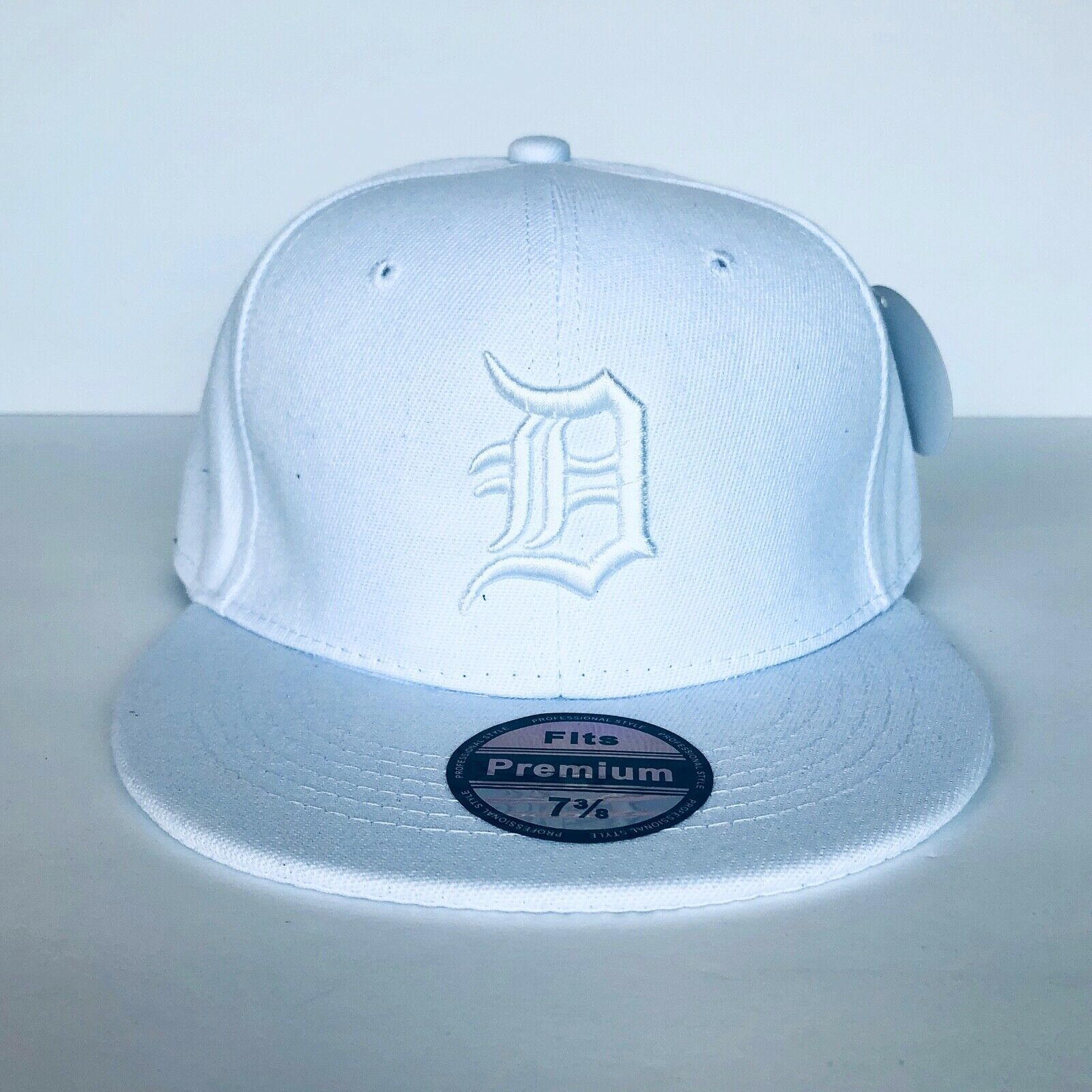 NEW Mens Detroit Tigers Baseball Cap Fitted Hat Multi Size White