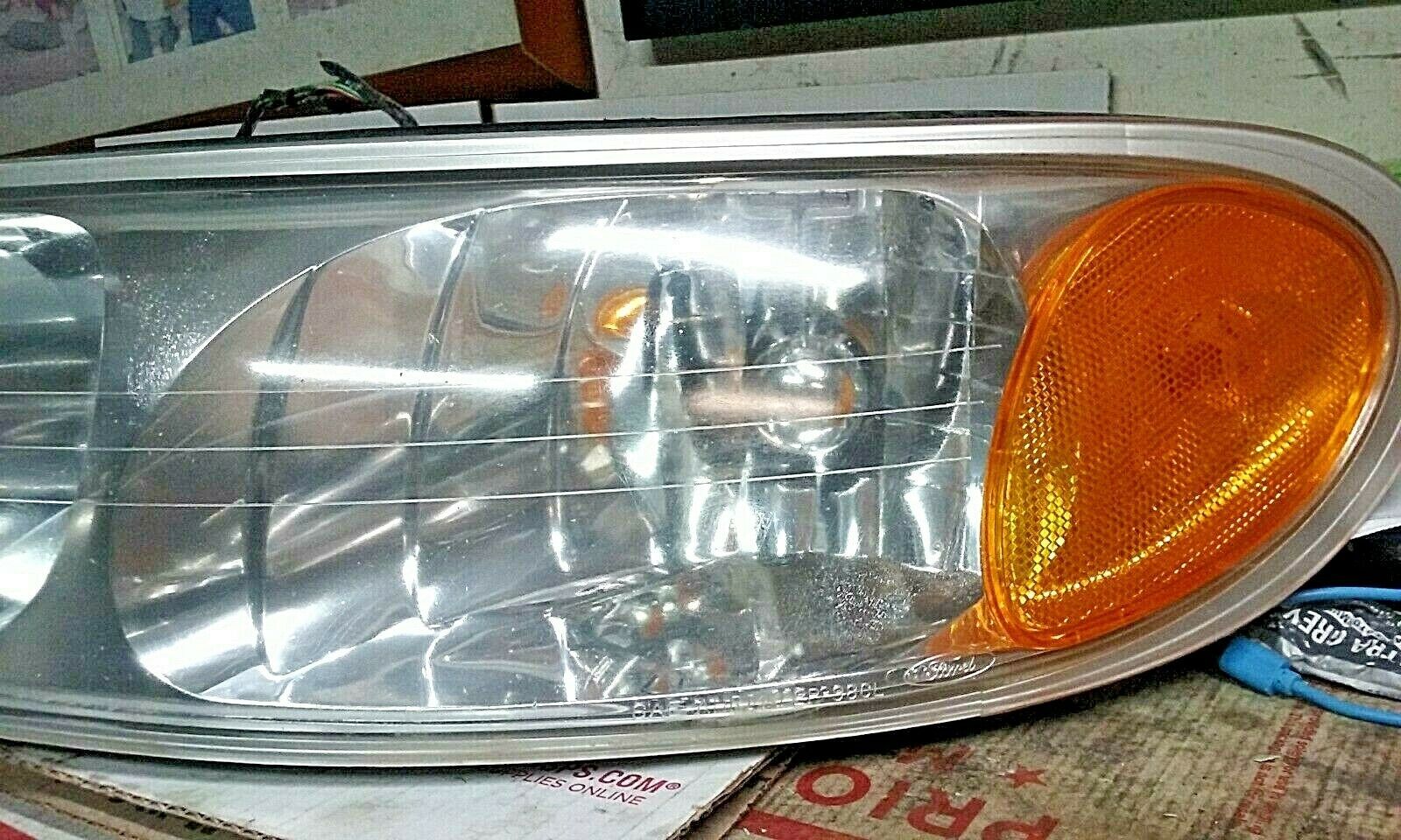 19982002 LINCOLN CONTINENTAL DRIVER LEFT HEADLIGHT ASSEMBLY Headlights