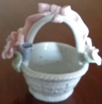 Beautiful Ceramic Miniature Basket Figurine – GORGEOUS DETAIL – BEAUTIFU... - $9.89
