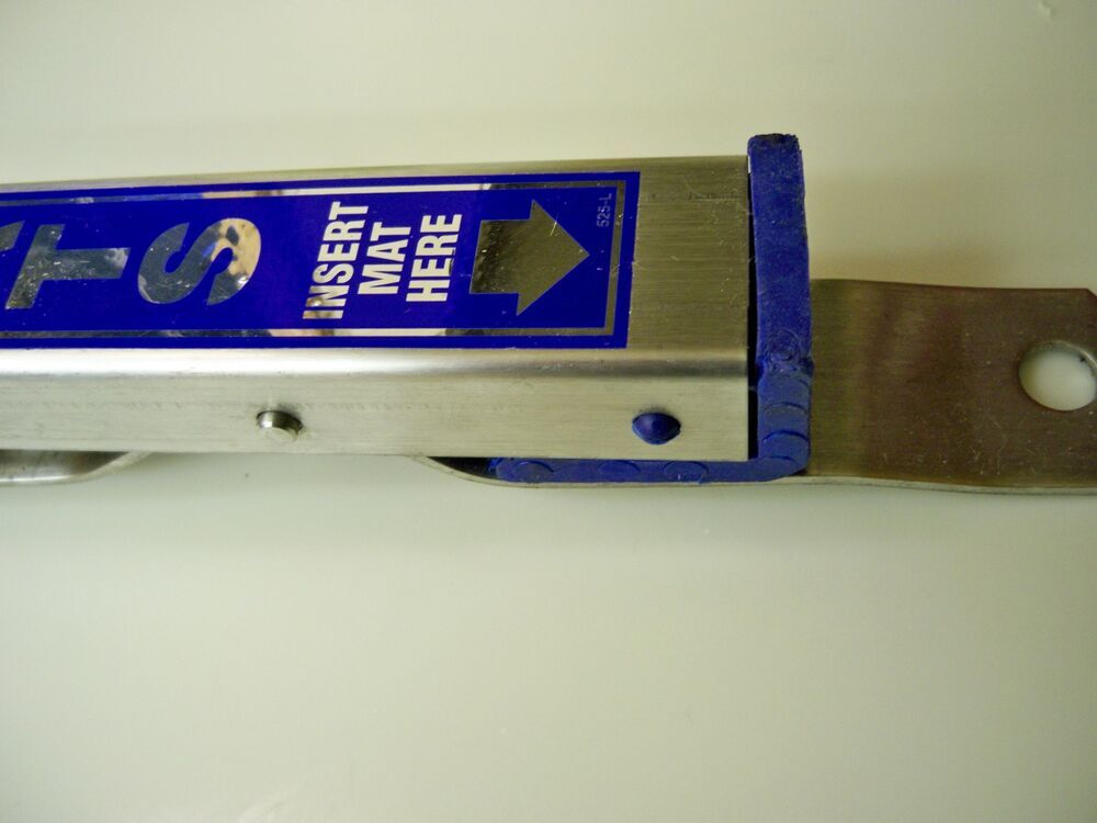 Stainless Steel Automobile Floor Mat Holder for Car Wash or detail