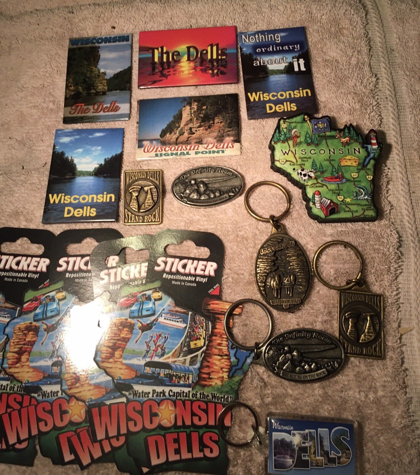WISCONSIN DELLS SOUVENIR LOT OF 16 KEYCHIN STICKER Souvenirs