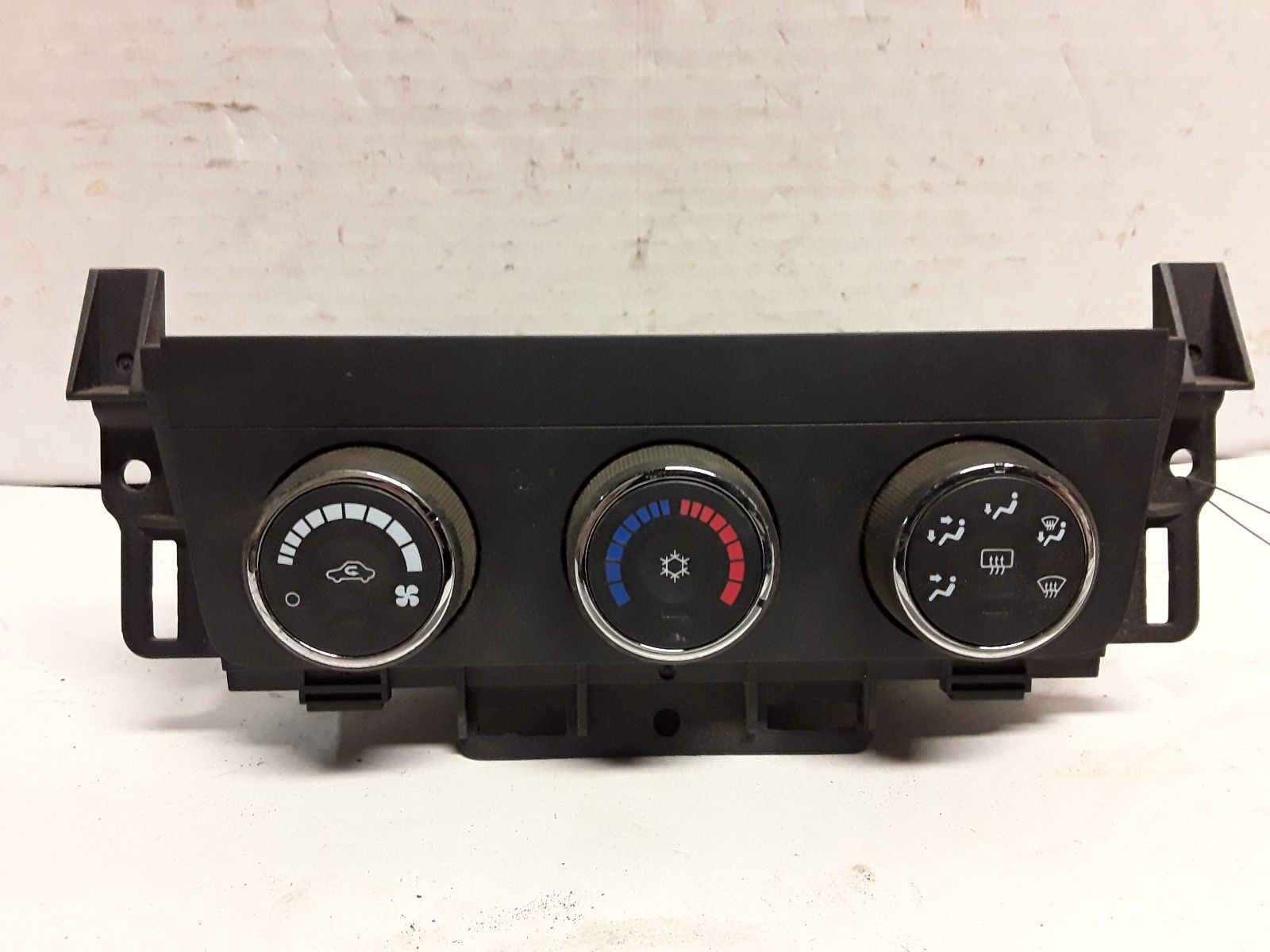 06 2006 Buick Lucerne manual heater AC control 15861054 A/C & Heater Controls