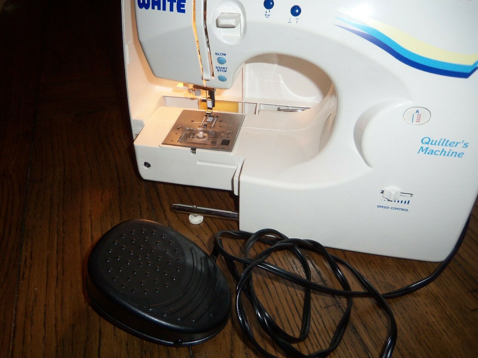 White Portable Quilter's Machine 1740 Sewing Machine with Pedal & Case