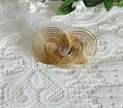 BIG GOLD WIRE CIRCLE BROOCH VINTAGE 2 3/4&quot; GOLDTONE PIN GENTLY USED FUN ... - $6.26
