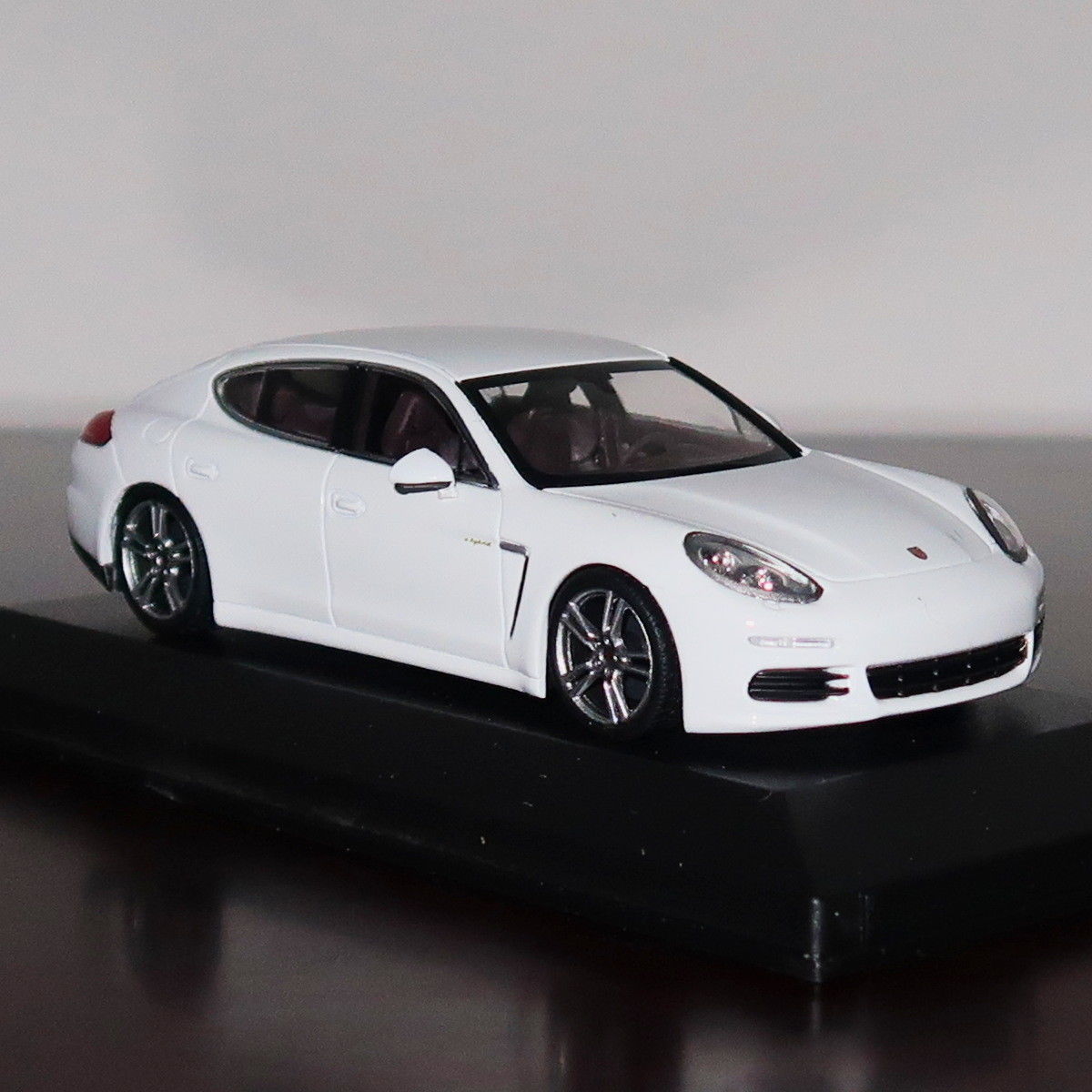 1:43 Minichamps Porsche Panamera a Hybrid 2011 SILVER