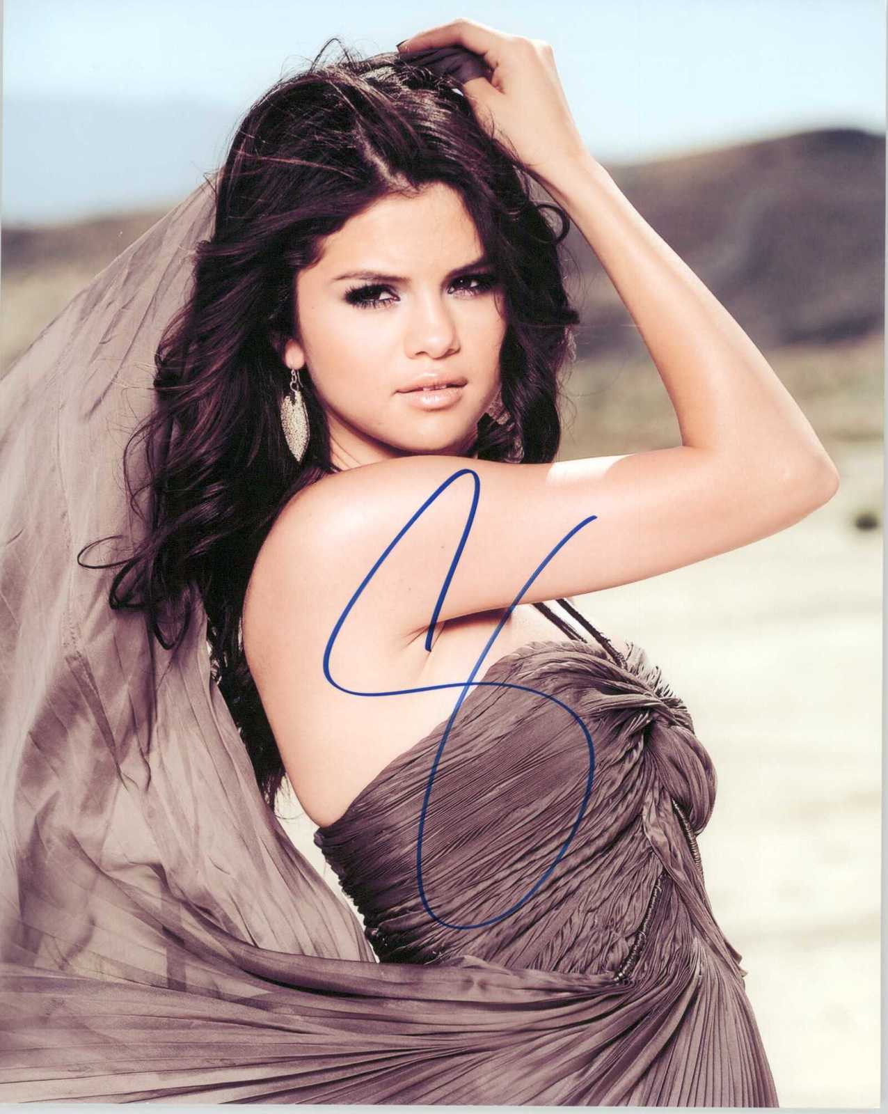 Selena Gomez Signed Autographed Glossy 8x10 Photo Photographs 