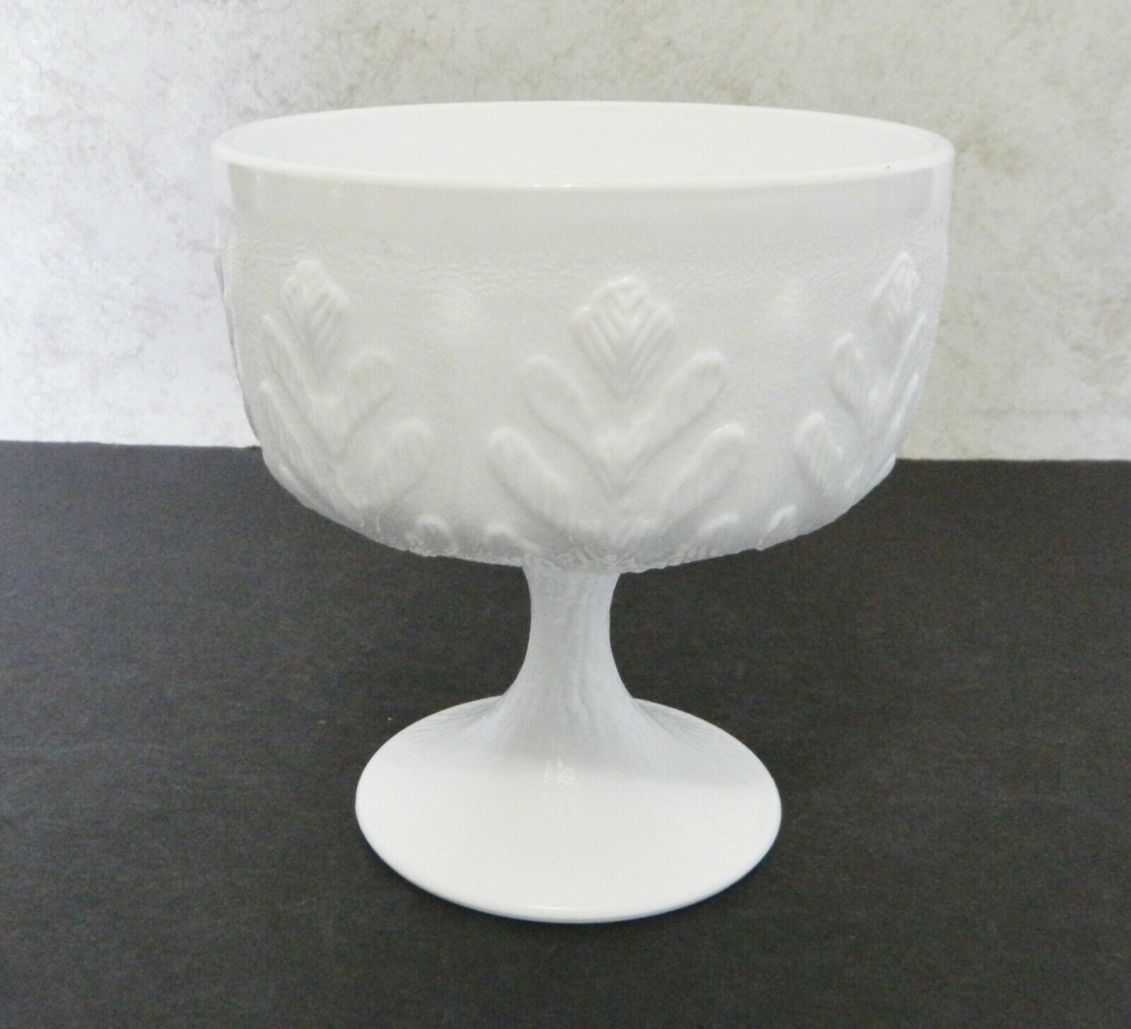 Ftd Embossed Textured Oak Leaf Goblet Vase 1975 White Milk Glass Vases 