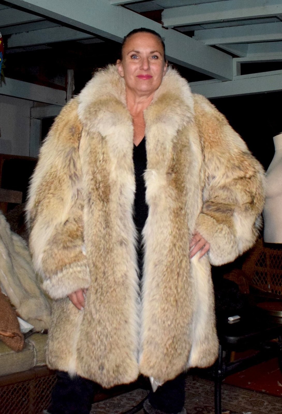 LUXURIOUS! Coyote Fur Coat Size Large - Outerwear Coats & Jackets