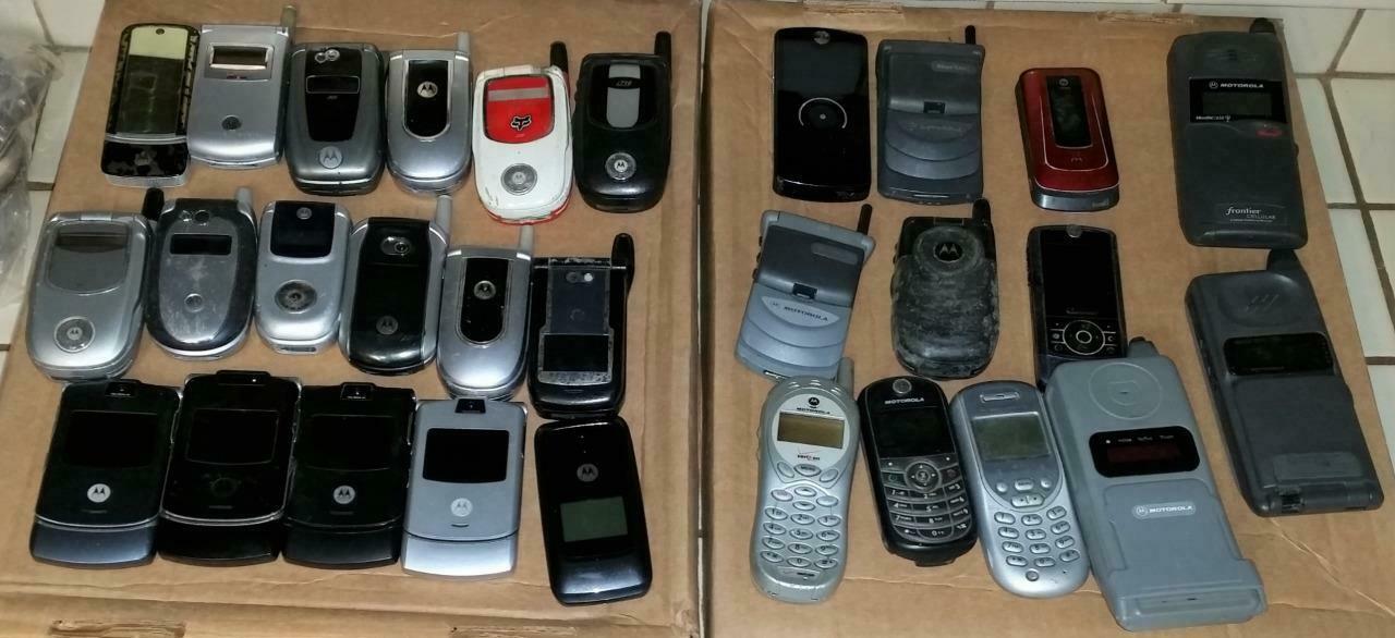 29 MOTOROLA CELL PHONES *PARTS REPAIR UNTESTED* Filp Vintage Different