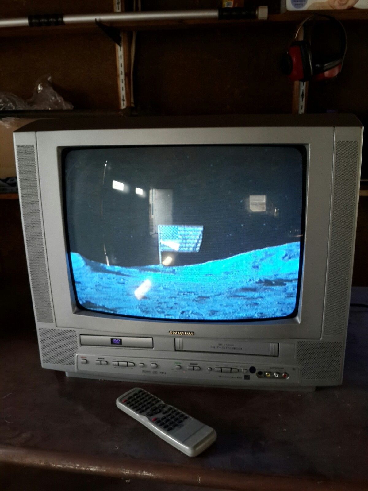 Sylvania TV withVCR DVD combo 20" Model 67190ES with remote Televisions