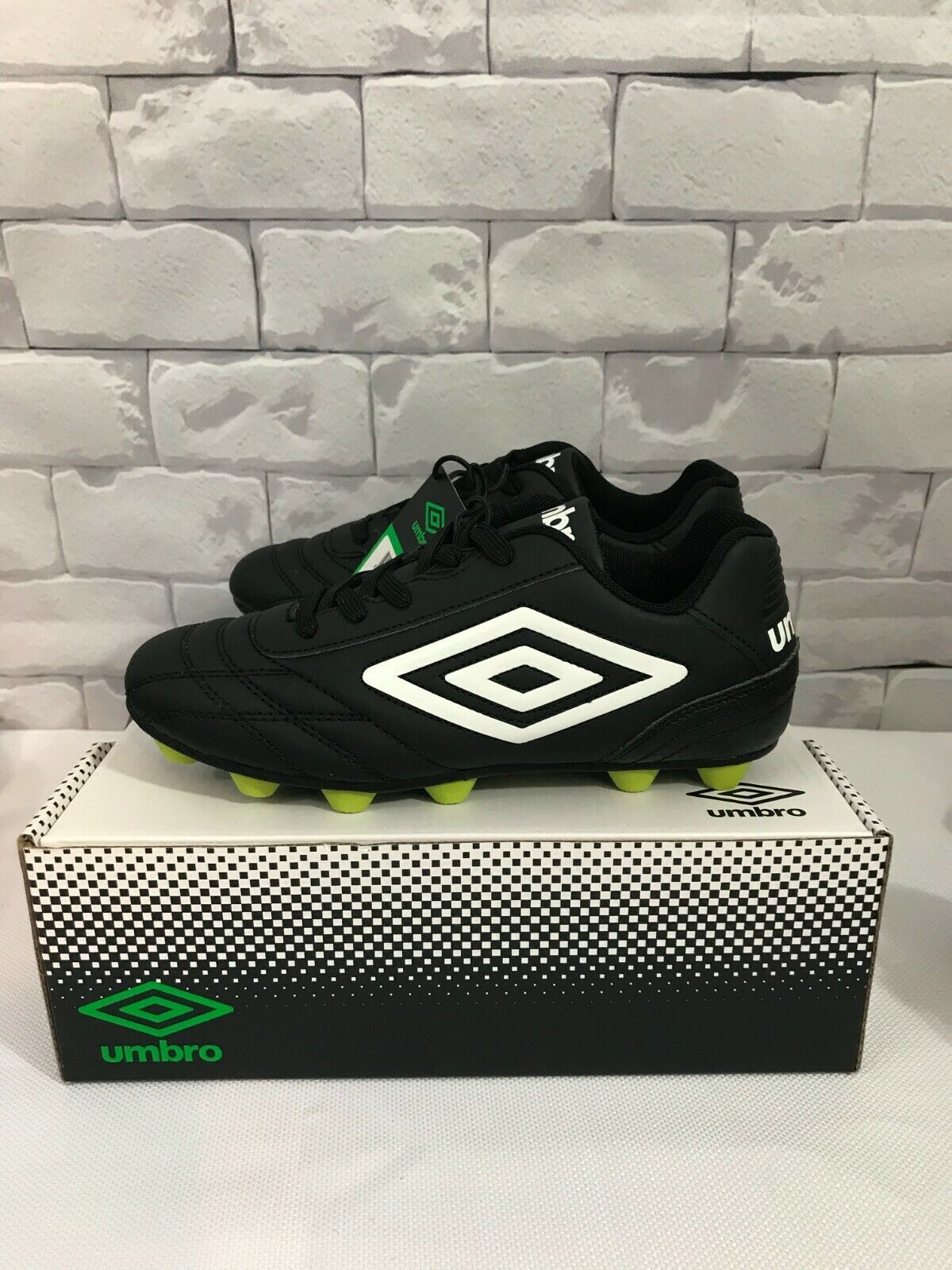 umbro laceless soccer cleats