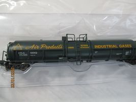 Broadway Limited # 3823 Air Products Cryogenic Tank Car #UTLX 80058 & 80062. (N) image 6