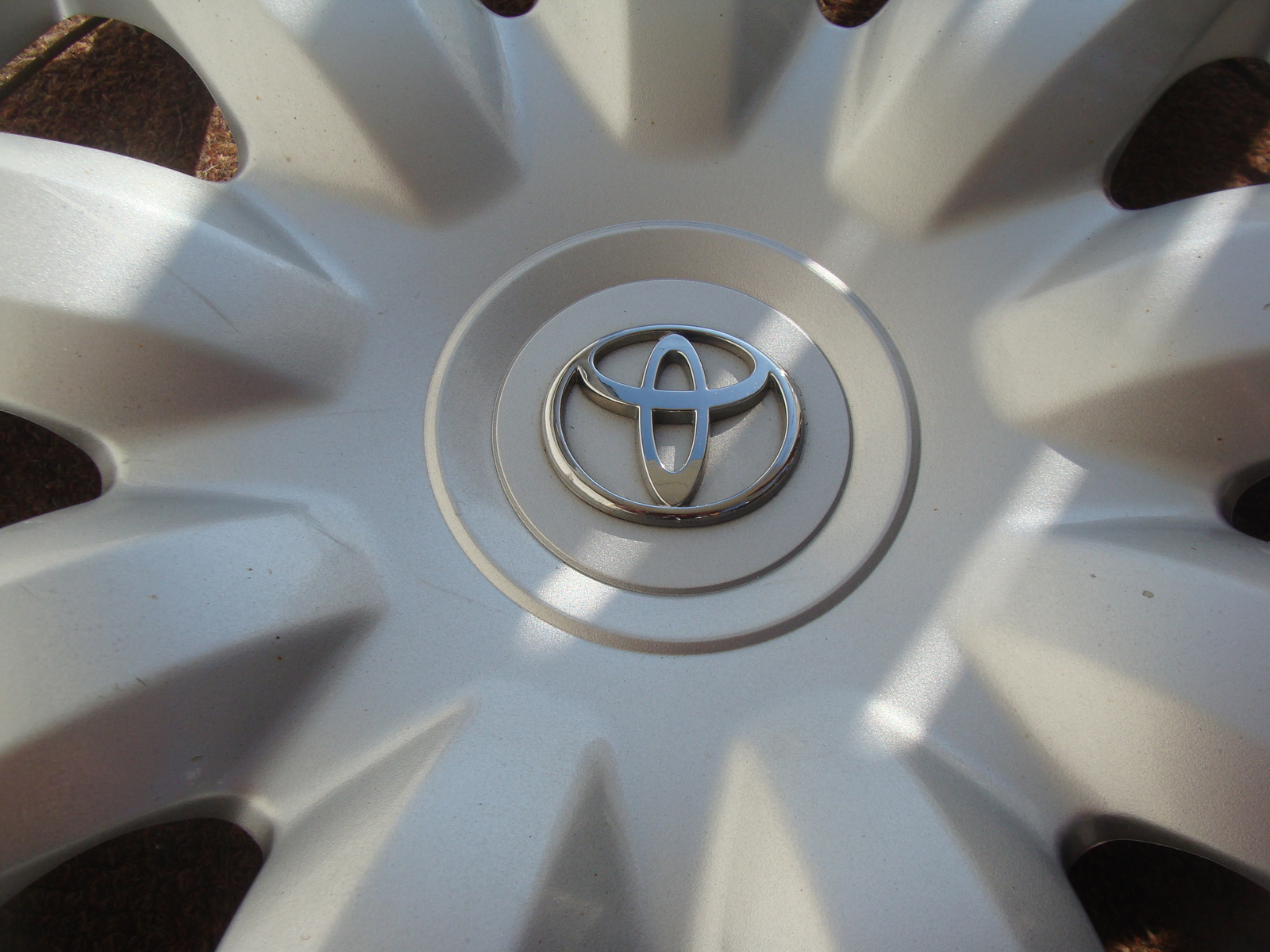 2004 2005 2006 GENUINE OEM TOYOTA CAMRY 15" 61136 HUBCAP WHEEL COVER 42621AA150 Hub Caps