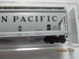 Micro-Trains # 09300180 Western Pacific 3-Bay Covered Hopper w/Round Hatches (N) image 3