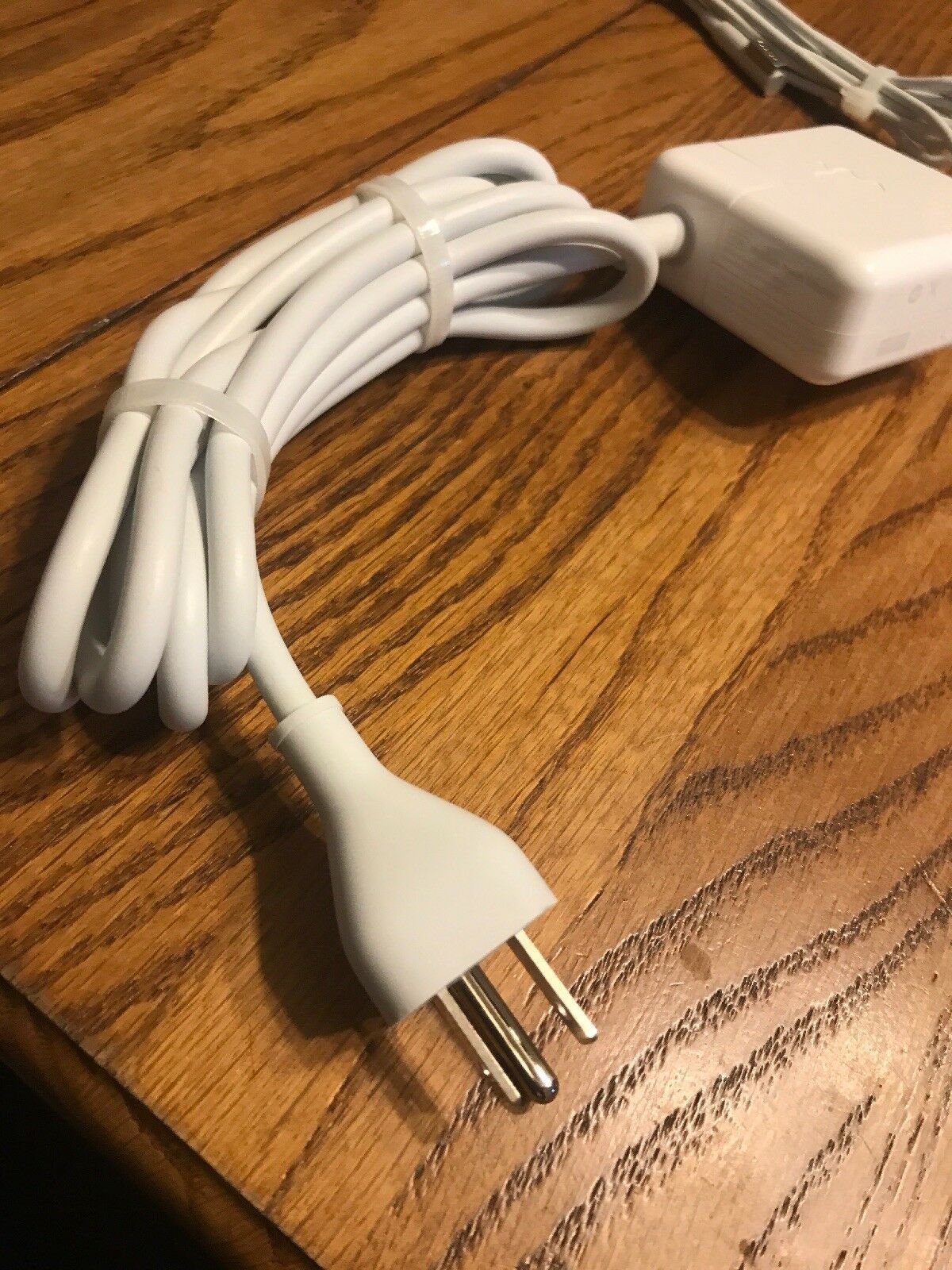 For Apple MacBook Air Charger Power 100240v 1A 5060Hz E132068 Ships N