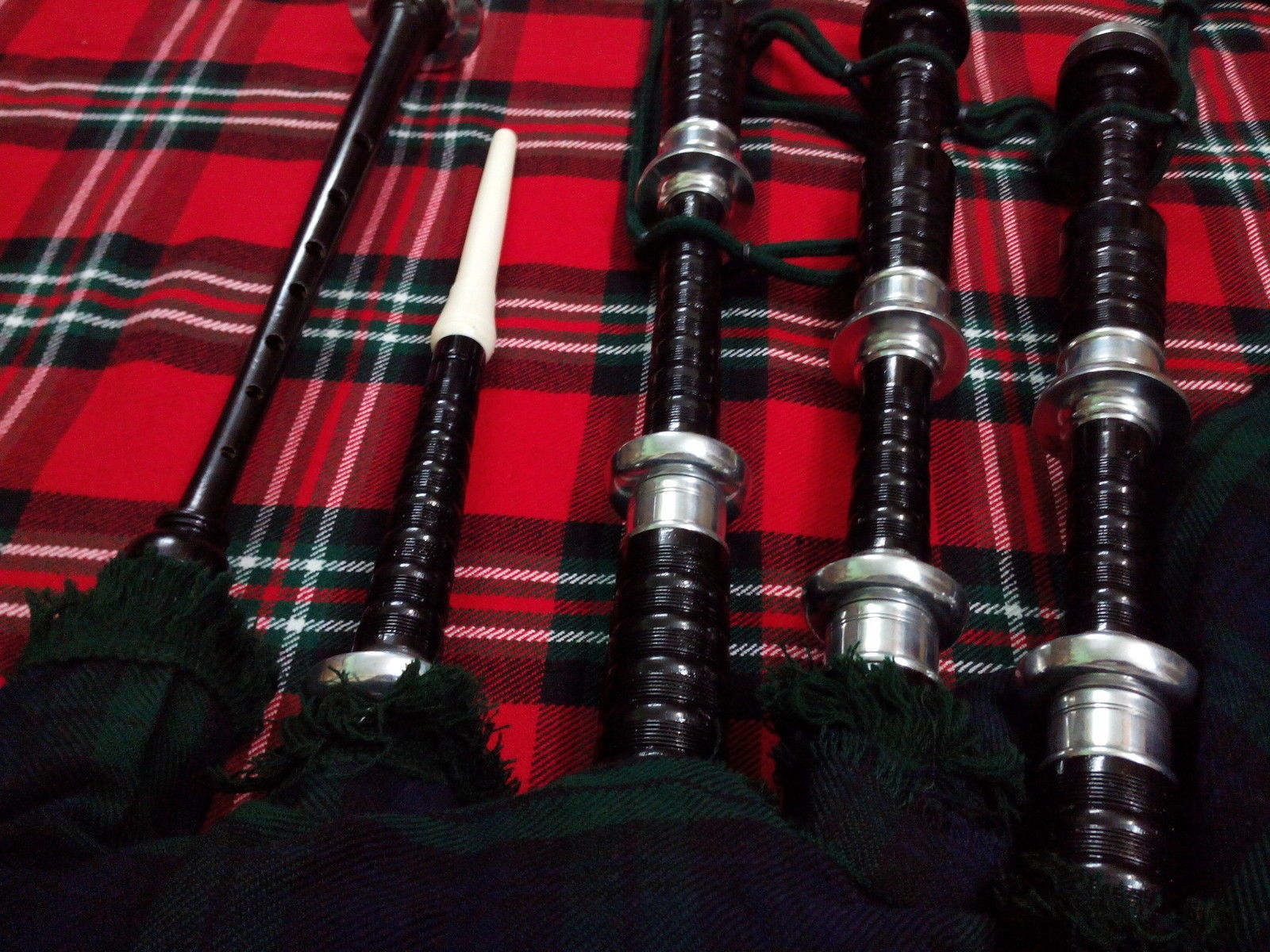 SCOTTISH BAGPIPES ROSEWOOD BLACK COLOR SILVER MOUNTS BLACK WATCH TARTAN