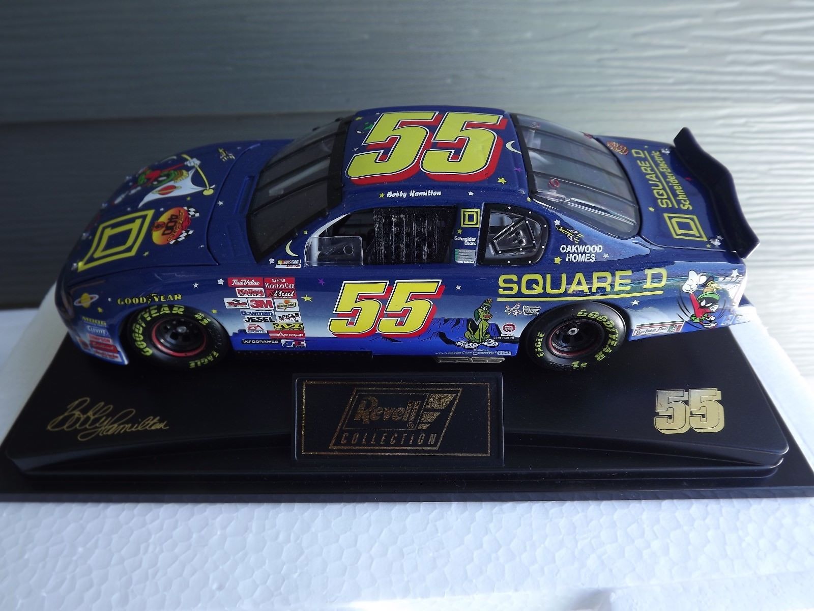 Bobby Hamilton #55 Nascar Revell 2001 Square D Looney Tunes 1 24 