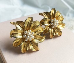 Large flower clip on earring, 60s vintage matte gold floral studs no pie... - £32.06 GBP