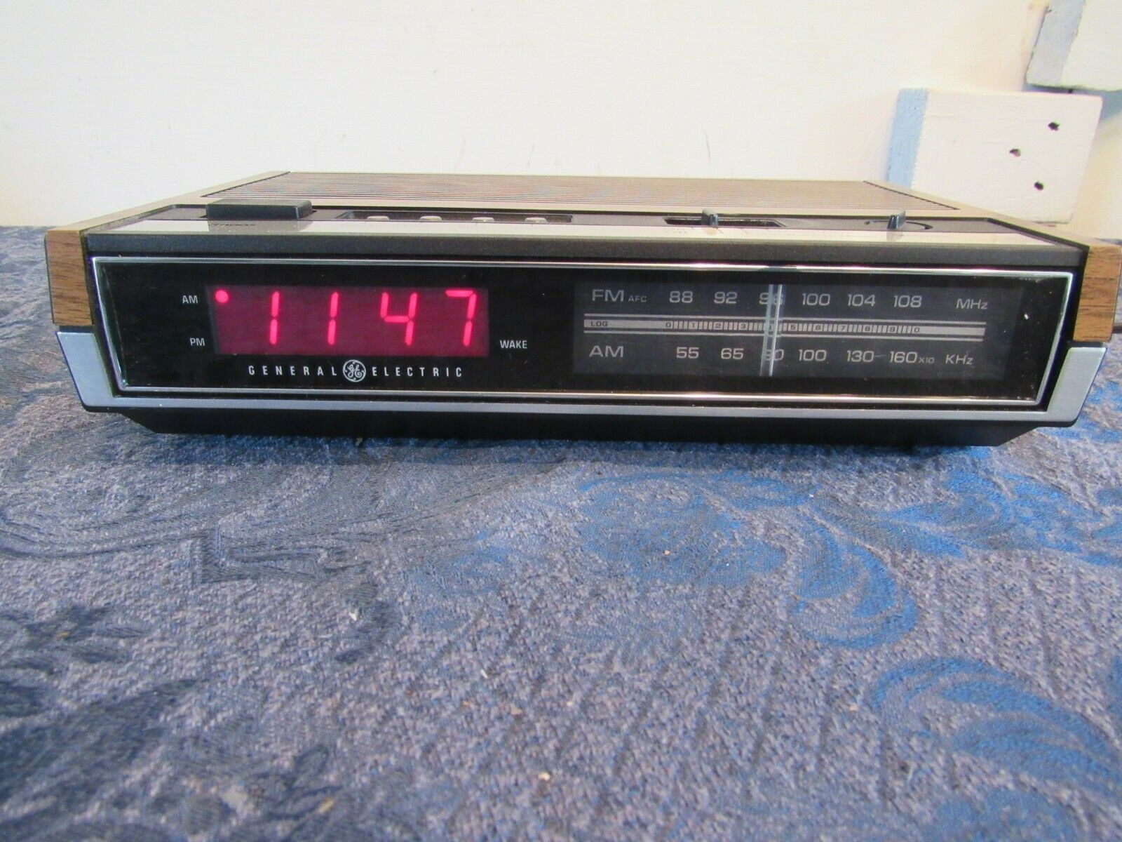 VTG GE General Electric Digital Alarm Clock AM FM Radio Faux Wood 7