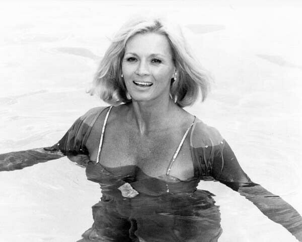Angie Dickinson takes in a dip in pool 1978 Pearl mini series 8x10 inch photo
