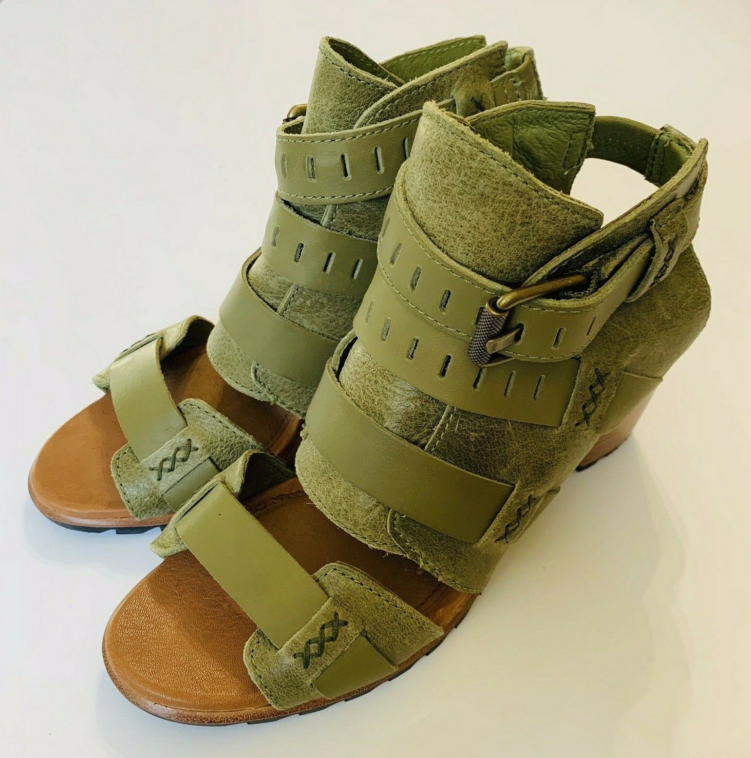 sorel gold strappy sport sandals