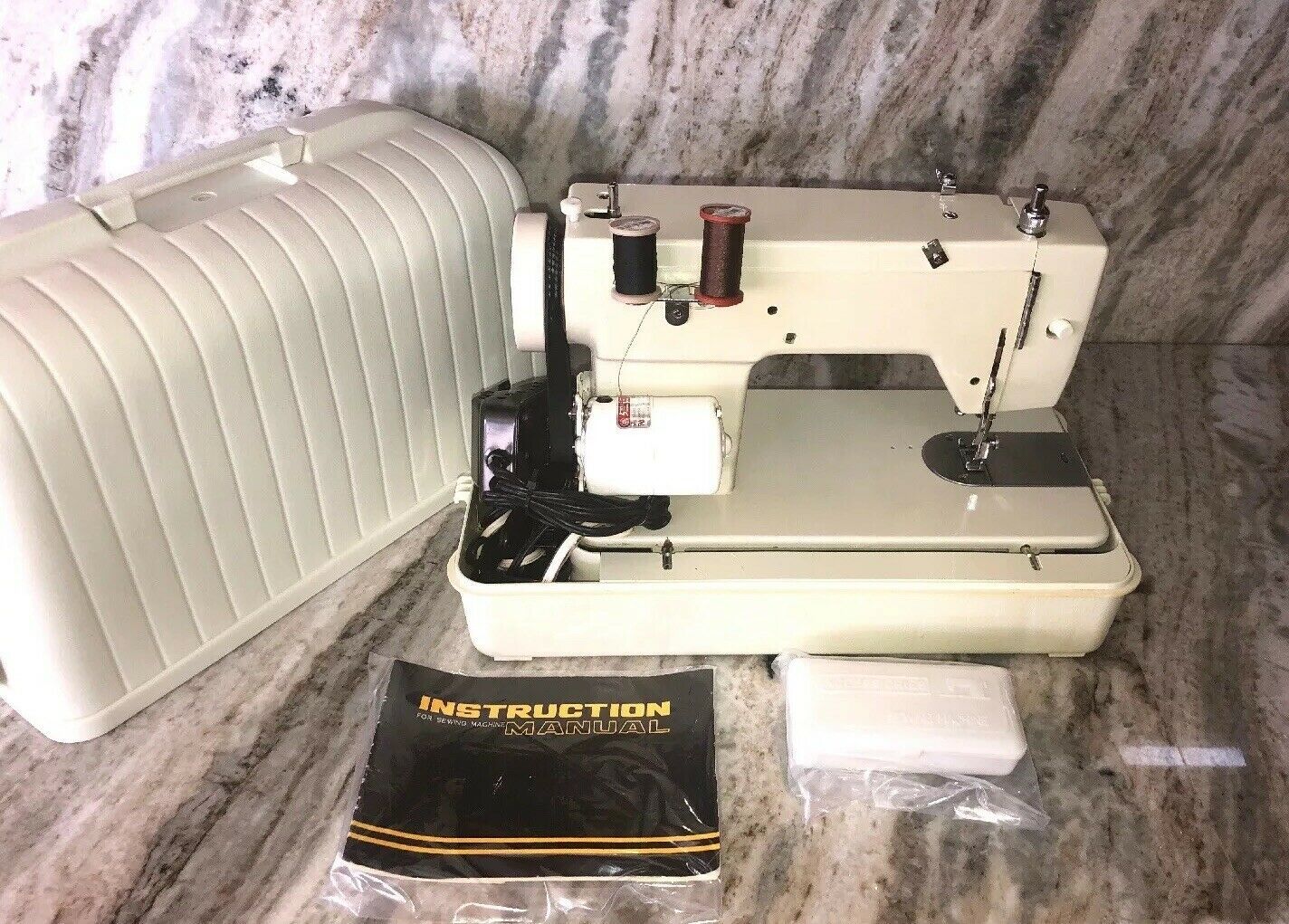 WHITE Deluxe Zig Zag SEWING MACHINEVery Clean & Fully Serviced