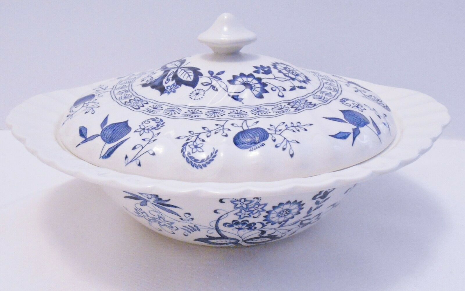 JOHNSON BROTHERS Round White Blue NORDIC COVERED SERVING DISH Onion Design - $74.95