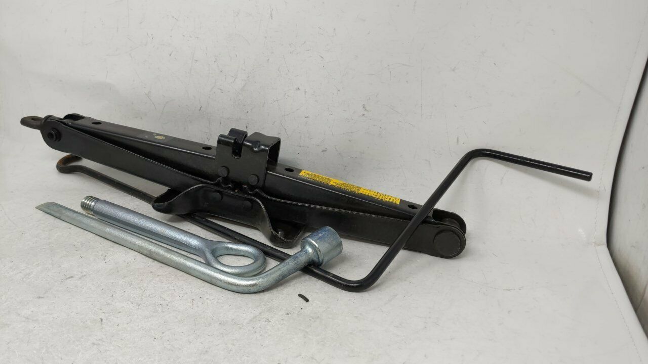 2004 Toyota Highlander Spare Scissor Car Jack 50924 - Other