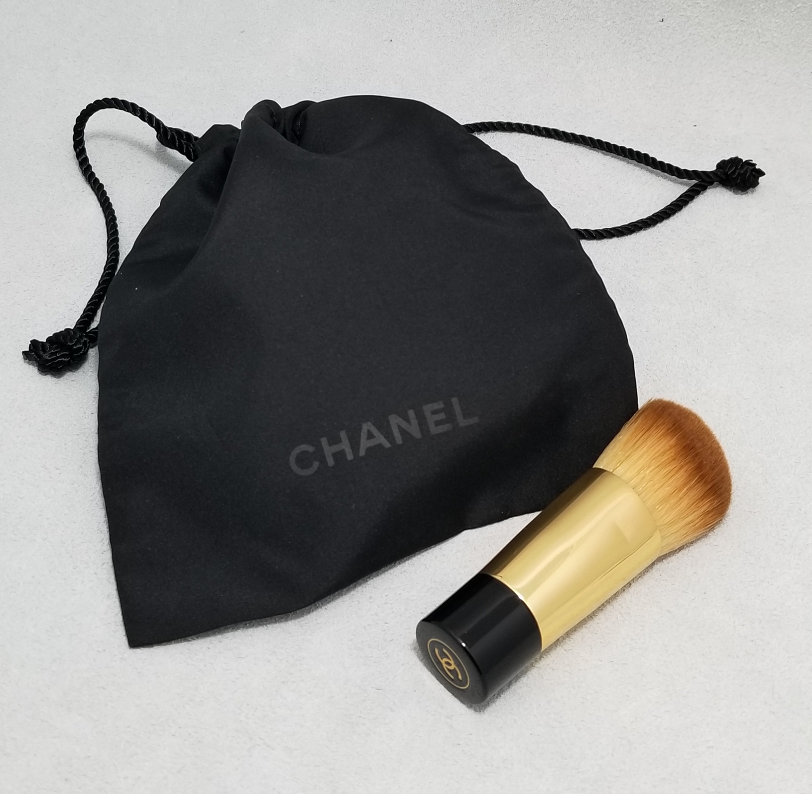 CHANEL MAKEUP BRUSH & SMALL DRAWSTRING POUCH. NEW