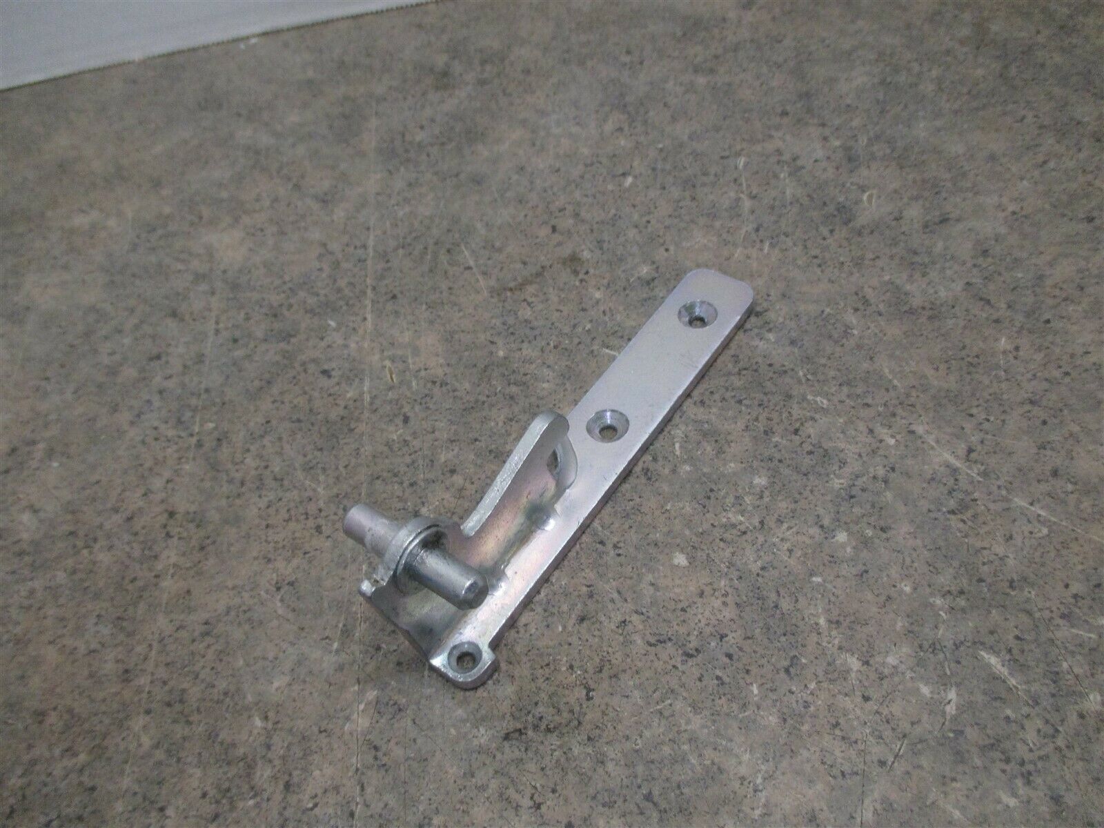 HISENSE REFRIGERATOR MIDDLE HINGE (NEW W/OUT BOX) PART HRT180N6AWD