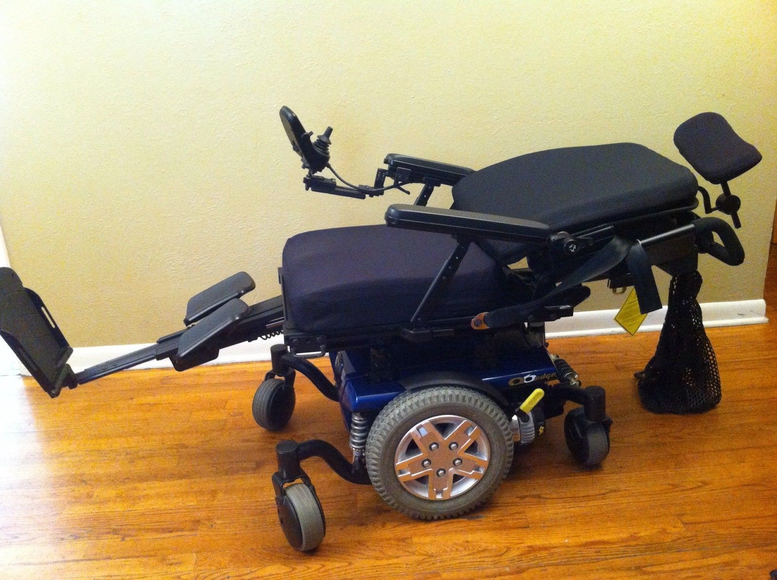 Quantum Q6 Edge Powerchair w/ Power Tilt, Recline,Legs* Wheelchairs