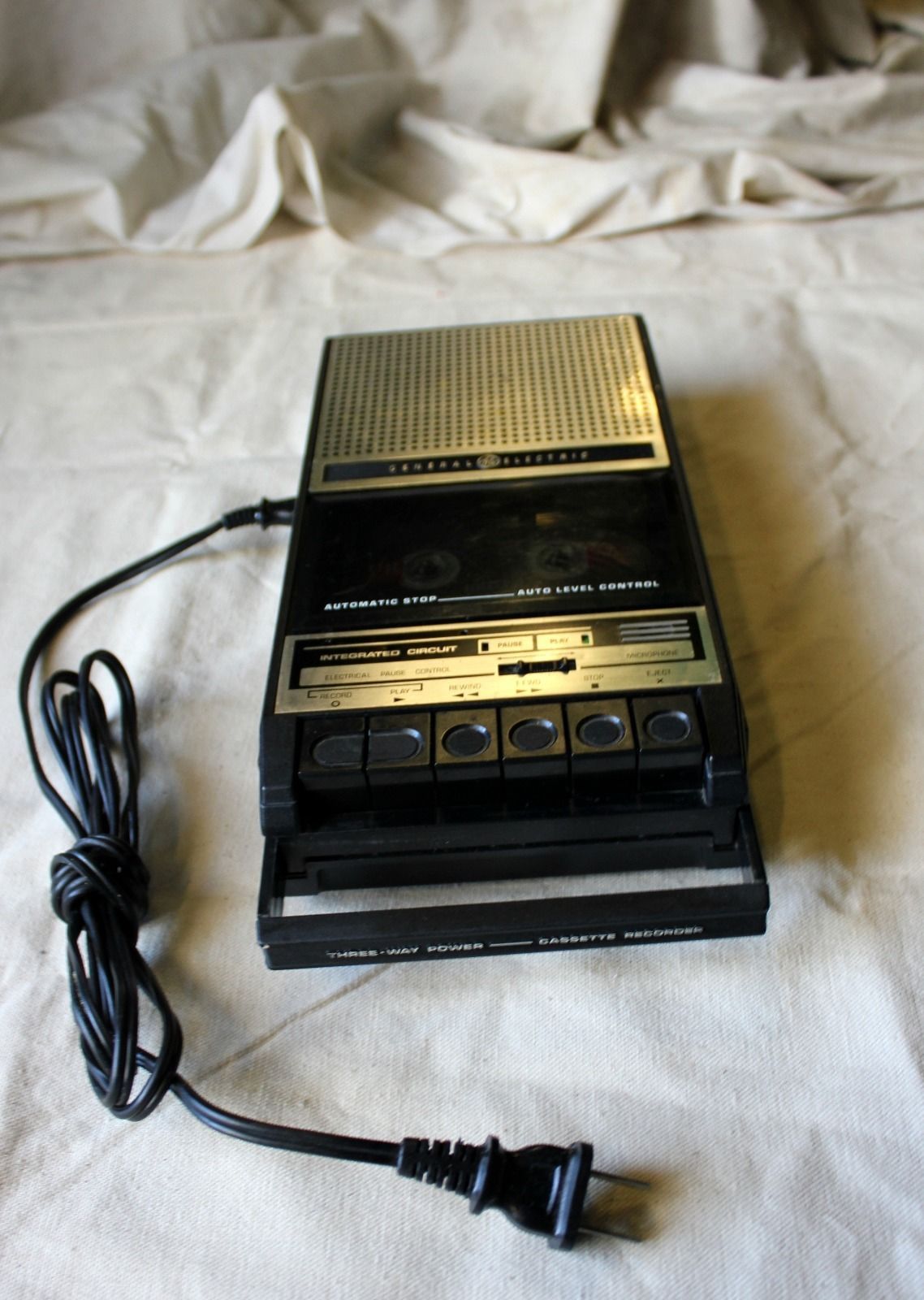 GE 35151B portable CASSETTE PLAYER/RECORDER 3 WAY POWER AC DC battery