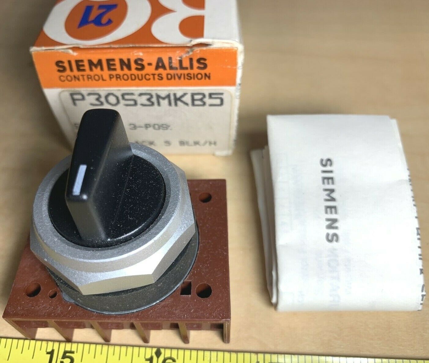 Siemens-Allis P30S3MKB5 -- 3 Position Selector Switch Maintain w/ Black Knob NOS - $10.89