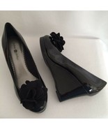 Lindsay Phillips Kristen Wedge Shoes 8M Black Vegan Patent Leather Flowe... - $32.66