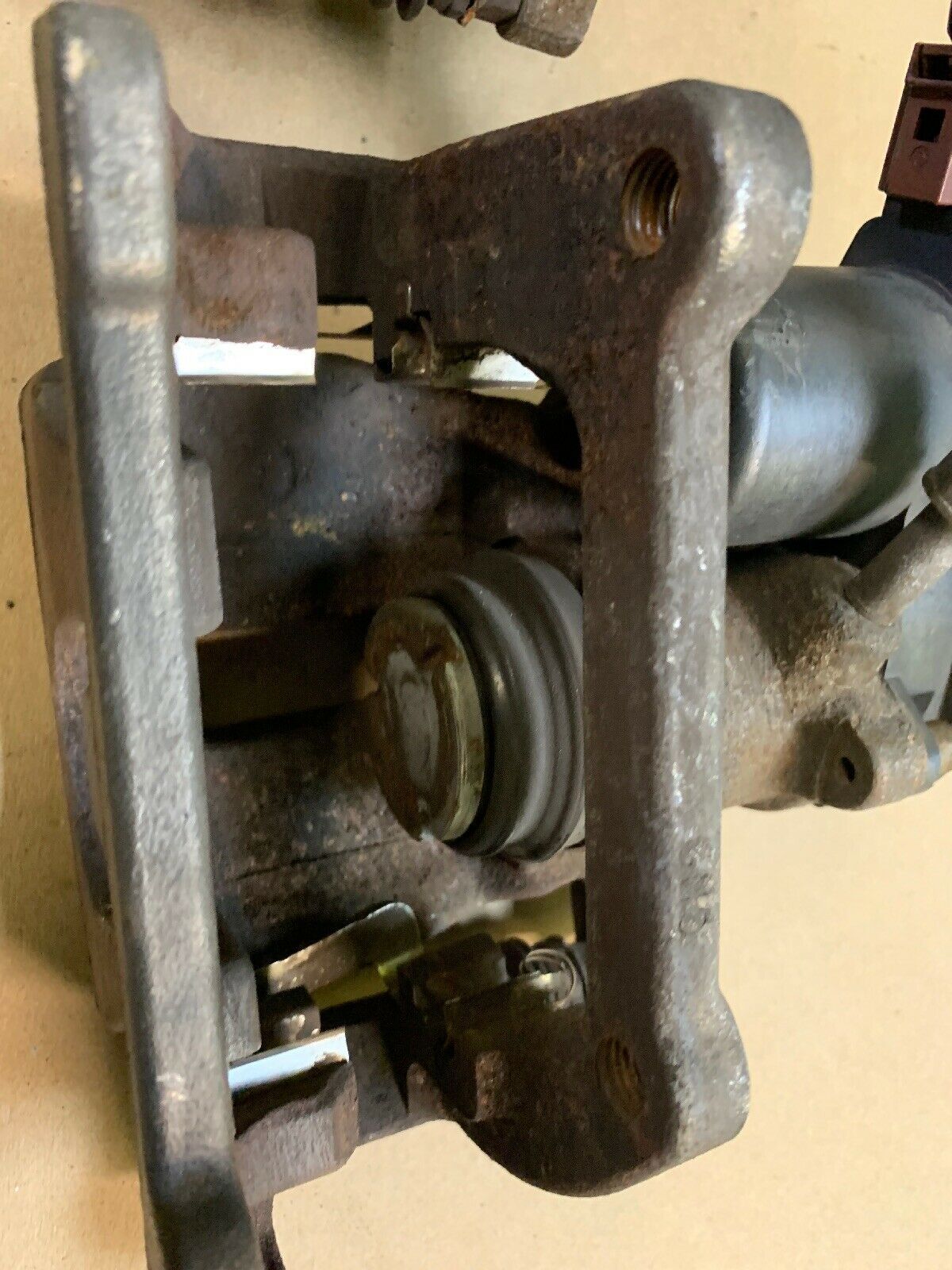 2013 2014 2015 Audi Q5 Left Rear Electronic Brake Caliper 6442 / A