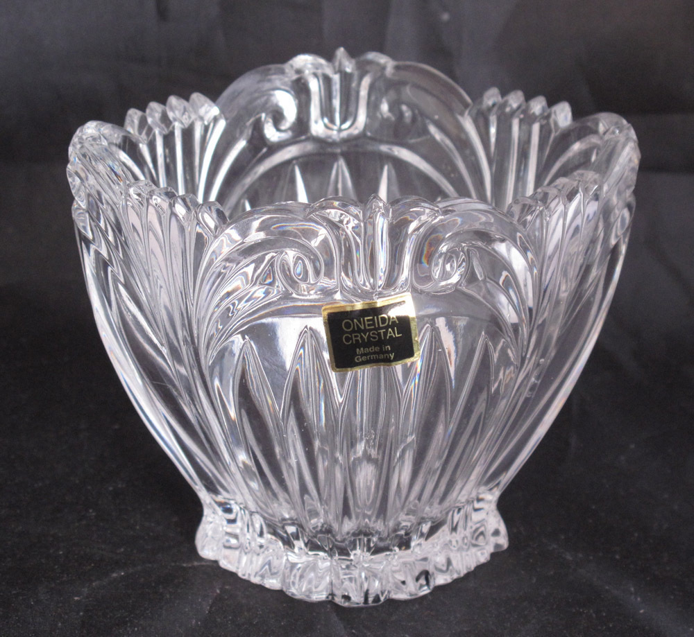ONEIDA AUGUSTINA (GIFTWARE) Crystal Glass Oval Bowl Made in Germany 3 3/4" Tall Vases